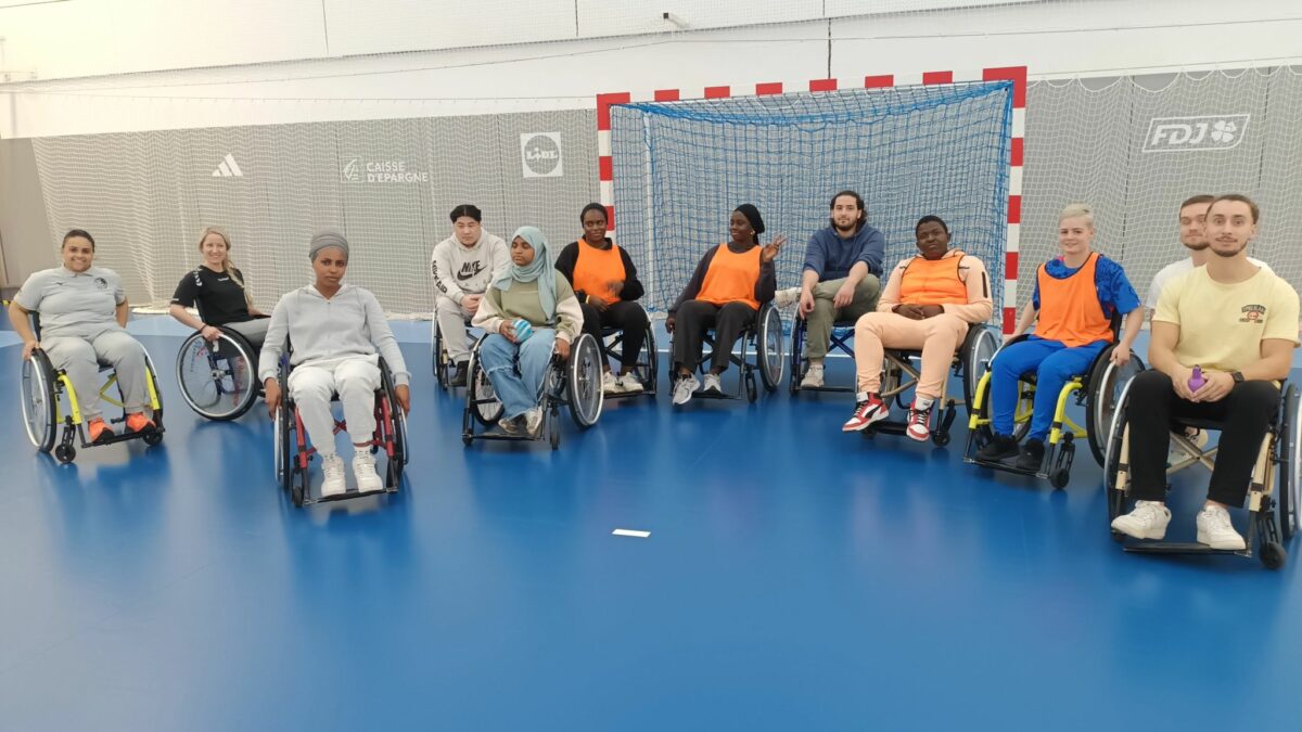 Les jeunes de l'E2C Paris s'initient au Handball fauteuil 
