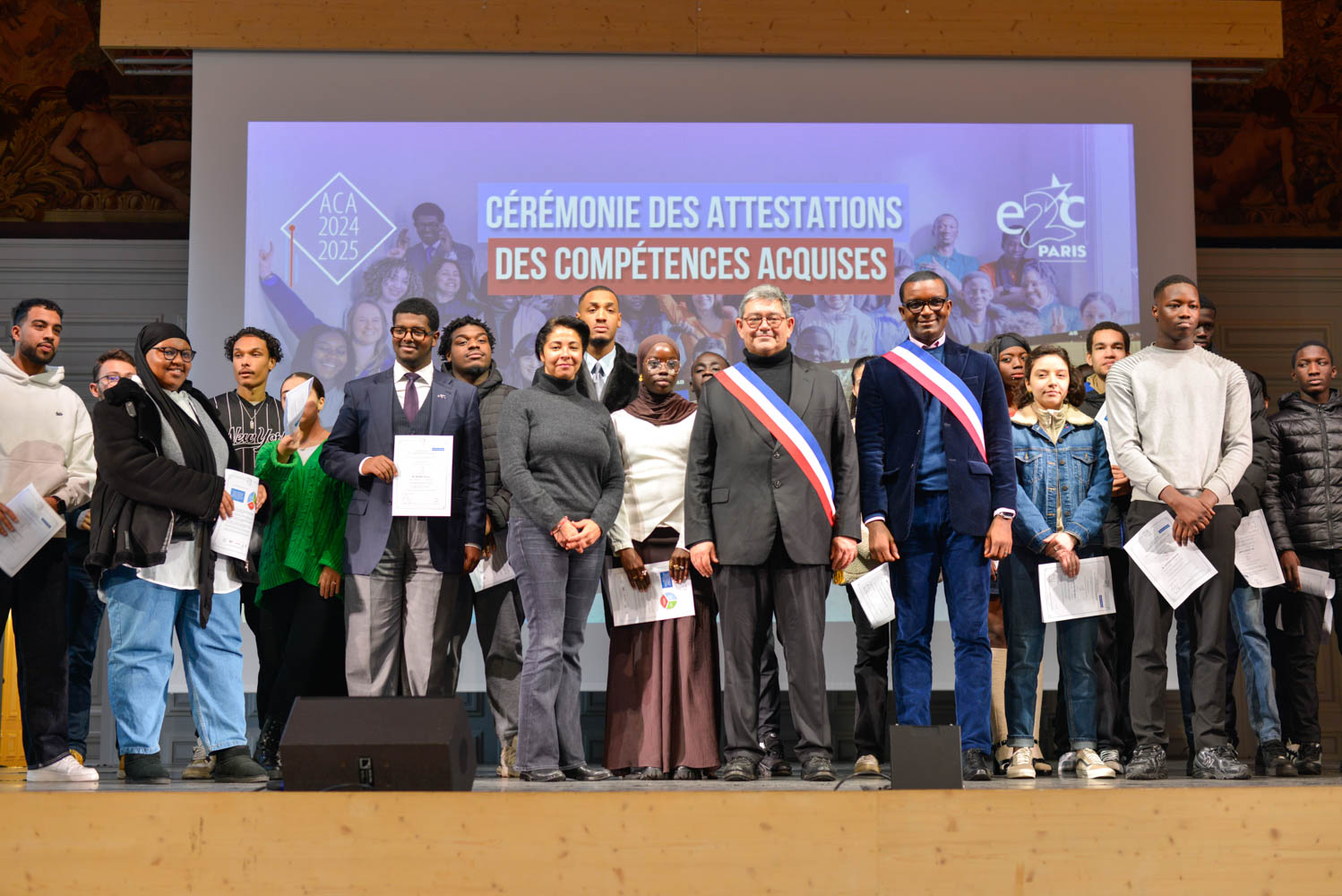 Le jeudi 4 décembre, l’E2C Paris a eu le plaisir de réunir plus de 200 participants – jeunes, partenaires, prescripteurs, bénévoles, élus et financeurs – à l’occasion de la Cérémonie des Attestations de Compétences Acquises (ACA). Un moment fort de l’année, placé sous le signe de la réussite, du partage et de l’émotion.